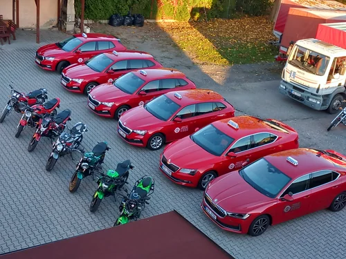 řada zaparkovaných vozidel autoškoly